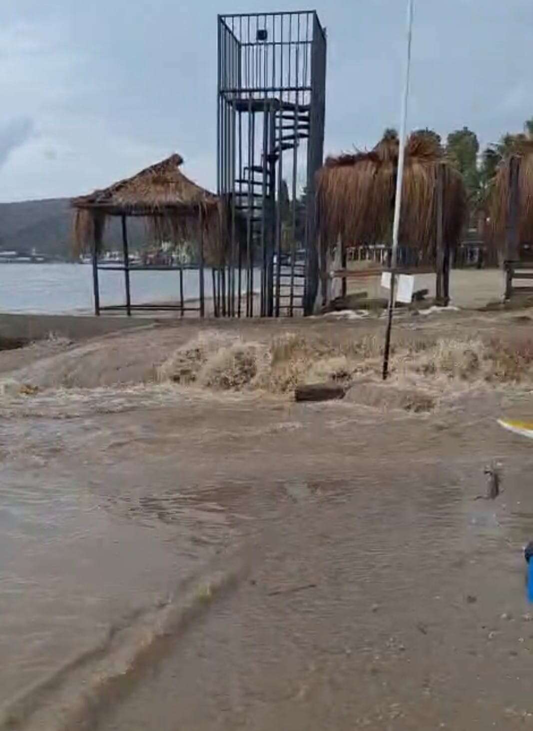 Bodrum’da Sel Felaketi: Araçlar Sular Altında Kaldı, Denizin Rengi Değişti 6